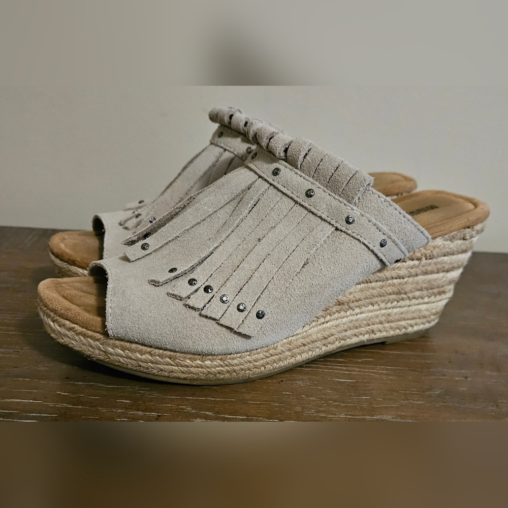 Minnetonka Quinn Wedges Stone 10
